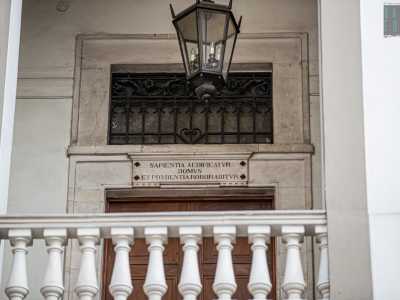e una porta in legno sopra la quale ricorre una citazione in latino presa dalla Bibbia: Sapientia aedificatur domus, et prudentia roborabitur (con la sapienza si costruisce la casa e con la prudenza la si rende salda)